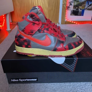 Nike dunk high 1985 SP - Retro dunks  Inte använda mycket  Bra skick  Dm för mer bilder  Finns kvitto