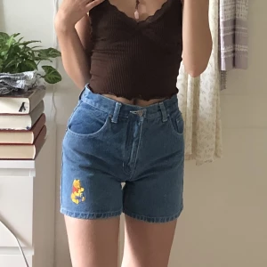 Disney Jeansskjorts  - Jättefina vintage disney jeansskjorts med nalle puh, fint skick och bra kvalité, tjockt jeanstyg. Säljer eftersom jag växt ur dom :( knappt använda