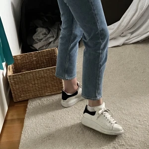Alexander McQueen  - Snygga Alexander McQueen sneakers i strl 39 passar även en 38a. Skorna är använda men dem tvättas innan dem skickas! Texten vid baksidan av skon har skavts av lite men inget man tänker på! Därav priset. Men har kvitto och kartong kvar! 