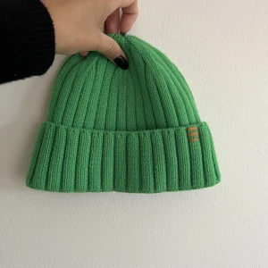 Grön Mössa - Mössa från Urban Outfitters. Aldrig använd. Skulle säga att den är mer limegrön än vad som visas på bild! 