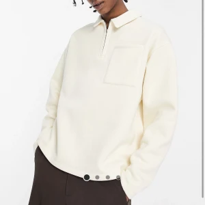 Snygg tjocktröja med kedja  - Slutsåld tröja från asos killavdelning men passar även tjej såklart😍 aldrig använd heller 