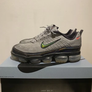 Nike Air Vapormax 360 - Nike Air Vapormax 360 Storlek: EU 47,5 / US 13 Skokartong ingår (Original) Sparsamt använda, se bilder Hör av vid fler frågor eller mer bilder så svarar jag!