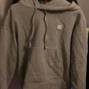 Acne hoodie - Acne hoodie grå väldigt bra skick  Säljes pga att knappt använt och för liten🤍