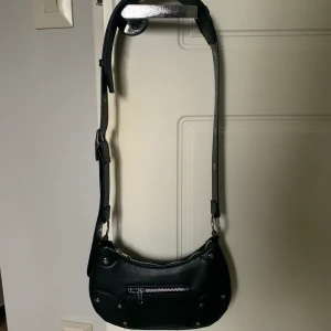 Väska - Svart väska från H&M. Köpt i somras så i nästan nytt skick!