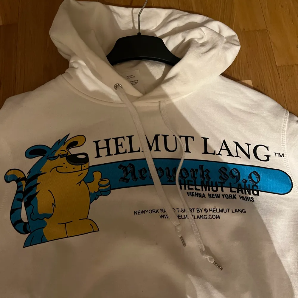 Sjukt snygg tröja från Helmut Lang, köptes för ett år sen men är knappt använd.   Skicka DM vid intresse!. Hoodies.