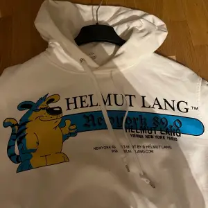 Sjukt snygg tröja från Helmut Lang, köptes för ett år sen men är knappt använd.   Skicka DM vid intresse!