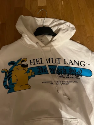 Helmut Lang hoodie Storlek M - Sjukt snygg tröja från Helmut Lang, köptes för ett år sen men är knappt använd.   Skicka DM vid intresse!