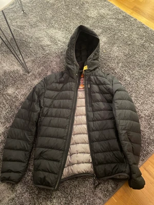 M - Säljer min parajumper jacka då den är för liten, använd ett få antal gånger. Bra skick. Och köpt på Farfetch. Vid snabb affär går det diskutera priset  Ny pris 5000