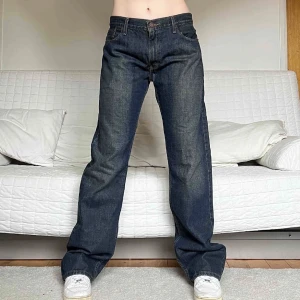 Levis low rise - PRIS KAN DISKUTERAS!! Köpte så sjukt fina och bekväma Levis härifrån men som var alldeles för stora 😭 de ser helt nya ut och är så fräscha! 83 cm innerben, 93 cm midja!
