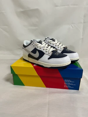 Nike Dunk Low HUF New York - Ett par helt nya Nike SB Dunk Low HUF New York i storlek 42. Köpta på Streetlab i Malmö när dom släpptes. Kommer med kvitto, låda och snöre. Skickas spårbart med PostNord!