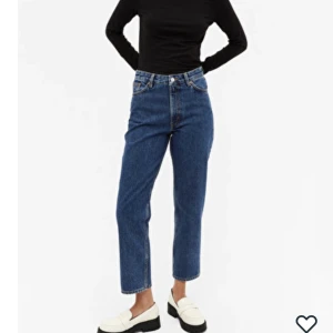 Monki blå jeans TAIKI med raka ben  - Nya och snygga byxor, endast använda ett par gånger. Storlek 27.