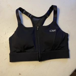 ICIW sport-bh  - En justerbar sport-bh från ICIW. Aldrig använd pga för liten. Tajt passform och maximalt stöd. Vid intresse kan fler bilder skickas. Nypris 500kr mitt pris 200kr