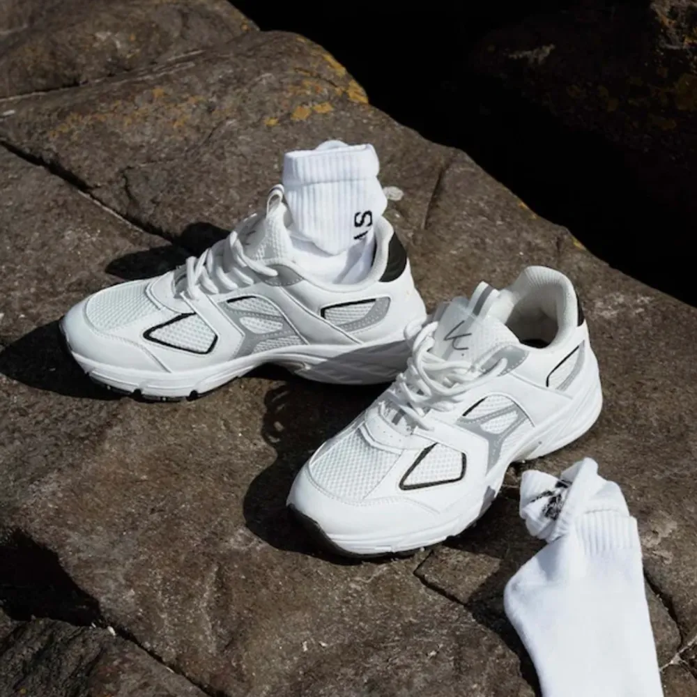 ACTON SNEAKERS VEGAN VIT K.COBLER Använda, säljes pga ingen användning längre. Ord 899. . Skor.