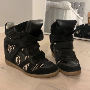 Isabel Marant skor - Säljer dessa Isabel marant skorna i storlek 39! Lånade bilder kan skicka egna på mina💕