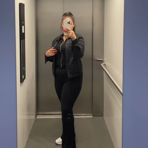 Jeansjacka  - Jackan är väldigt bekväm och är i storlek M. Säljer endast för att jag råkat köpt ny i samma färg. Älskar denna jacka i övrigt.