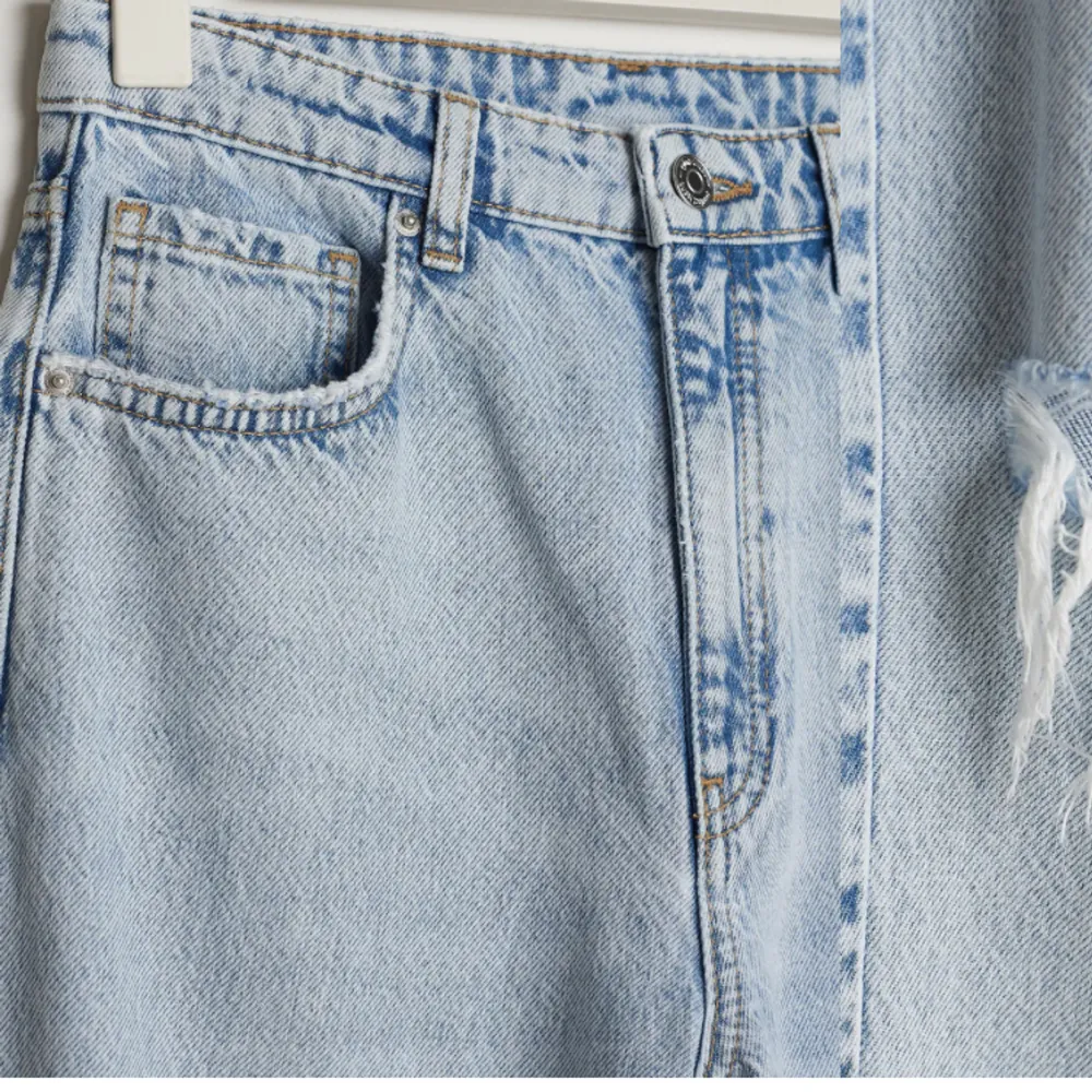 Säljer dessa ljusblåa jeans med hål i från Gina Young eftersom dom inte längre kommer till andvändning! Dom är storlek 140 men passar även dig som har storleken 146. Bilderna är tagna från deras hemsida kom privat för fler bilder, inga fläckar! Nypris-400. Jeans & Byxor.