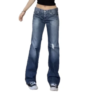 Lågmidjade jeans - Superfina Levi’s jeans i modellen ”Eve.” Strl W28 L34. Midja: 76 cm Innerbenslängden: 81 cm. (Första två bilderna lånade). Köpare står för frakt.