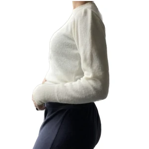 Stickad Tröja - Superfin och mysig stickad tröja. Perfekt nu på hösten🍂. Linknar tröjan på första bilden. Köpare står för frakt.💕