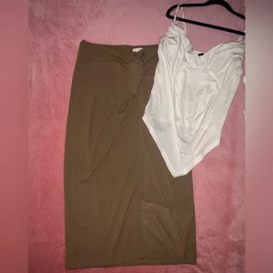 Pennkjol brun - Brun pennkjol  Passform: bredden på midjans del är 44cm och kjolens längd från midjan ner till foten är: 94cm lång. Material är skön. Har använt kjolen 3 gånger :kr