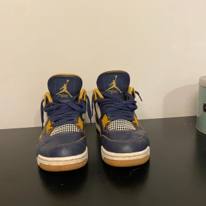 Jordan 4 dunk from above - Storlek 42, us 8,5 De är använda och har lite flaws på läder och sulan men har mycket kvar att ge. 