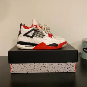 Jordan 4 fire red - Storlek 41, us8  Köpta från SNKRS-appen 2020  De är använda som bilderna visar men har mycket kvar att ge.   Kommer med og-kartongen