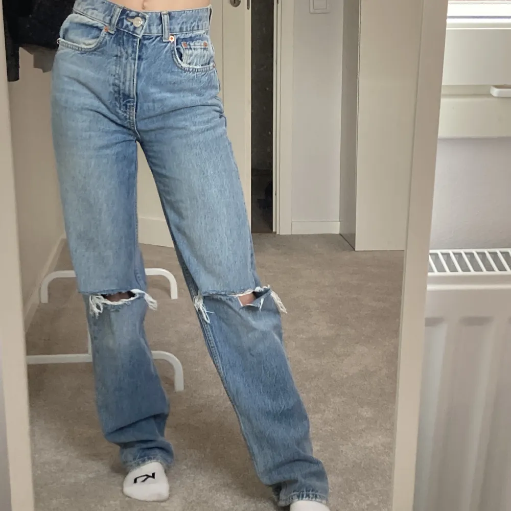 Ett par blåa jeans som kommer från Gina dom är nästintill oandvända då jag tycker dom kan vara lite för långa på mig. (Jag är 1,60). Jeans & Byxor.