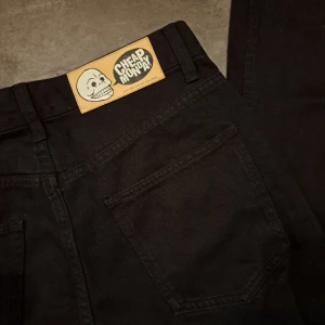 💰 Cheap monday jeans 💰 - 🌸 Fint skick, högmidjade, relativt raka i benen, uppskattas som M