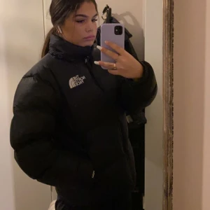 North Face Jacka - Svart north face jacka i storlek S/M. Nästan helt ny och är i skitbra skick. Säljs för 1800, köptes för 4000😍💕PRISET KAN DISKUTERAS