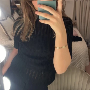 T shirt  - Svart ”randig” t shirt med lite polo från zara 