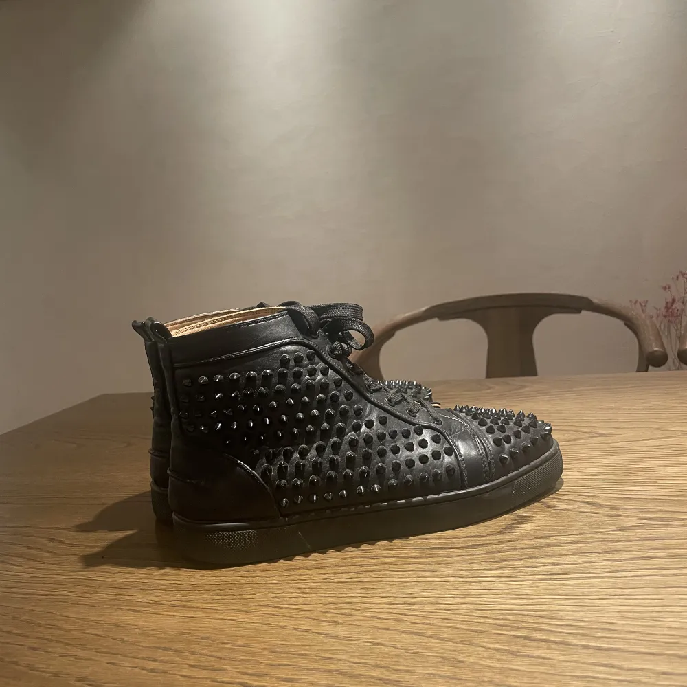 Säljer min killes Christian Louboutin skor som han använt ca 3 gånger.  Super skick, syns knappt att dem är använda. Storlek 44  Nypris 10 000kr +. Skor.