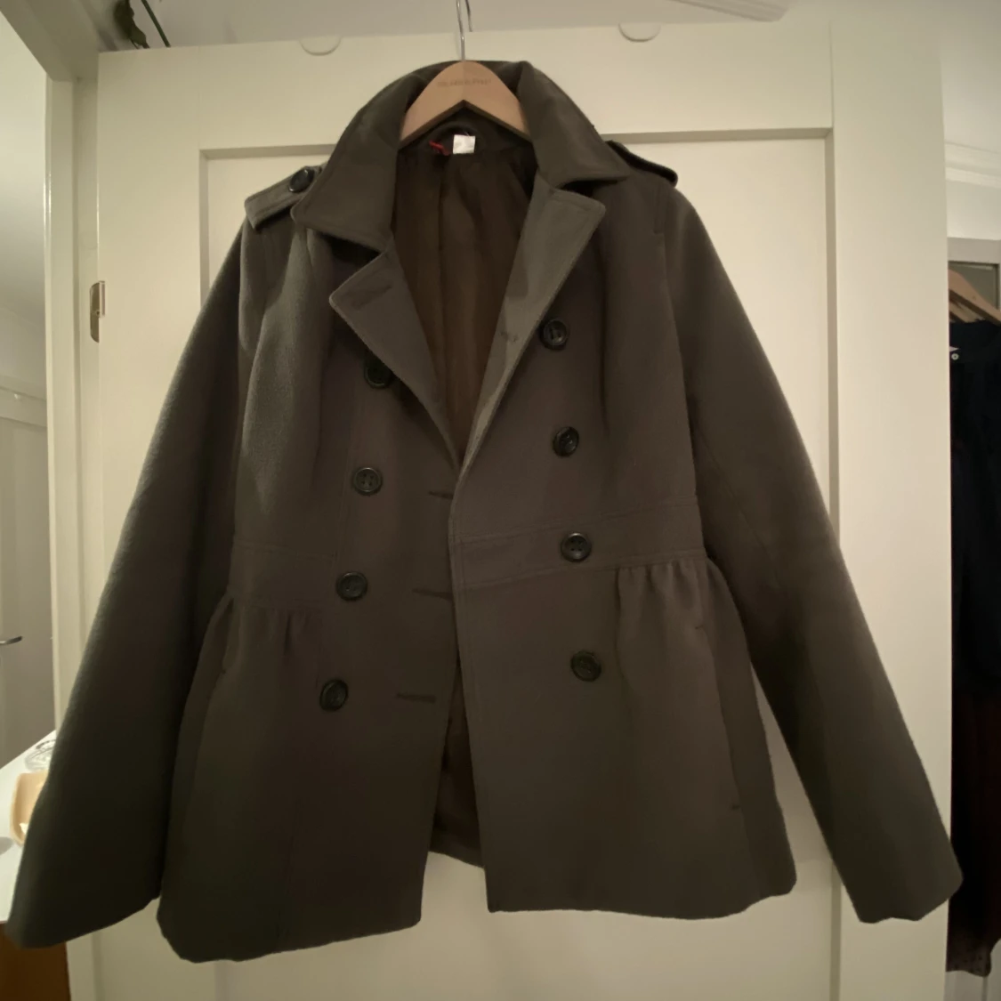 Mörkgrön kort kappa