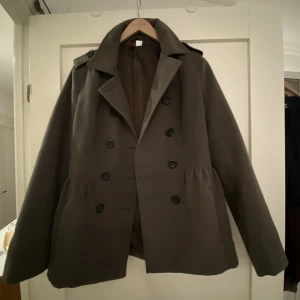 Mörkgrön kort kappa - Säljer denna så fina mörkgröna korta kappa eftersom den inte kommer till användning❤️❤️