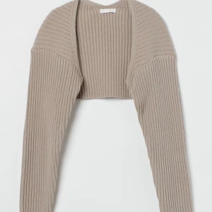 Bolero - Säljer den populära boleron från HM som dessvärre är slutsåld på deras hemsida!! Använd endast 1 gång, så den är i superfint skick🥰 