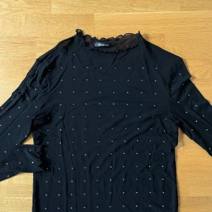 Mest topp - En mesh topp med stenar på från Gina tricot, en perfekt fest topp nu i vinter! Den är använd endast några få gånger och är fortfarande i fint skick! Storlek S från Gina tricot. Köparen står för frakten 🥰