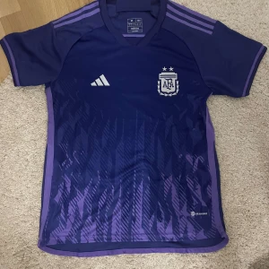 Argentina t-shirt  - Säljer en fotboll tröja, i storlek M 