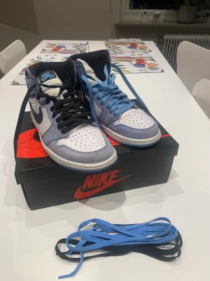 Jordan 1’s university blue - Jätte fina jordans jag säljer flr bra pris. De är riktiga å jag köpte för runt 5000kr 2021, retailer nu för 4500kr. Jag säljer för 2500kr! De kommer med extra par skosnören och og skolåda. 💗💗frakt ingår inte 💗