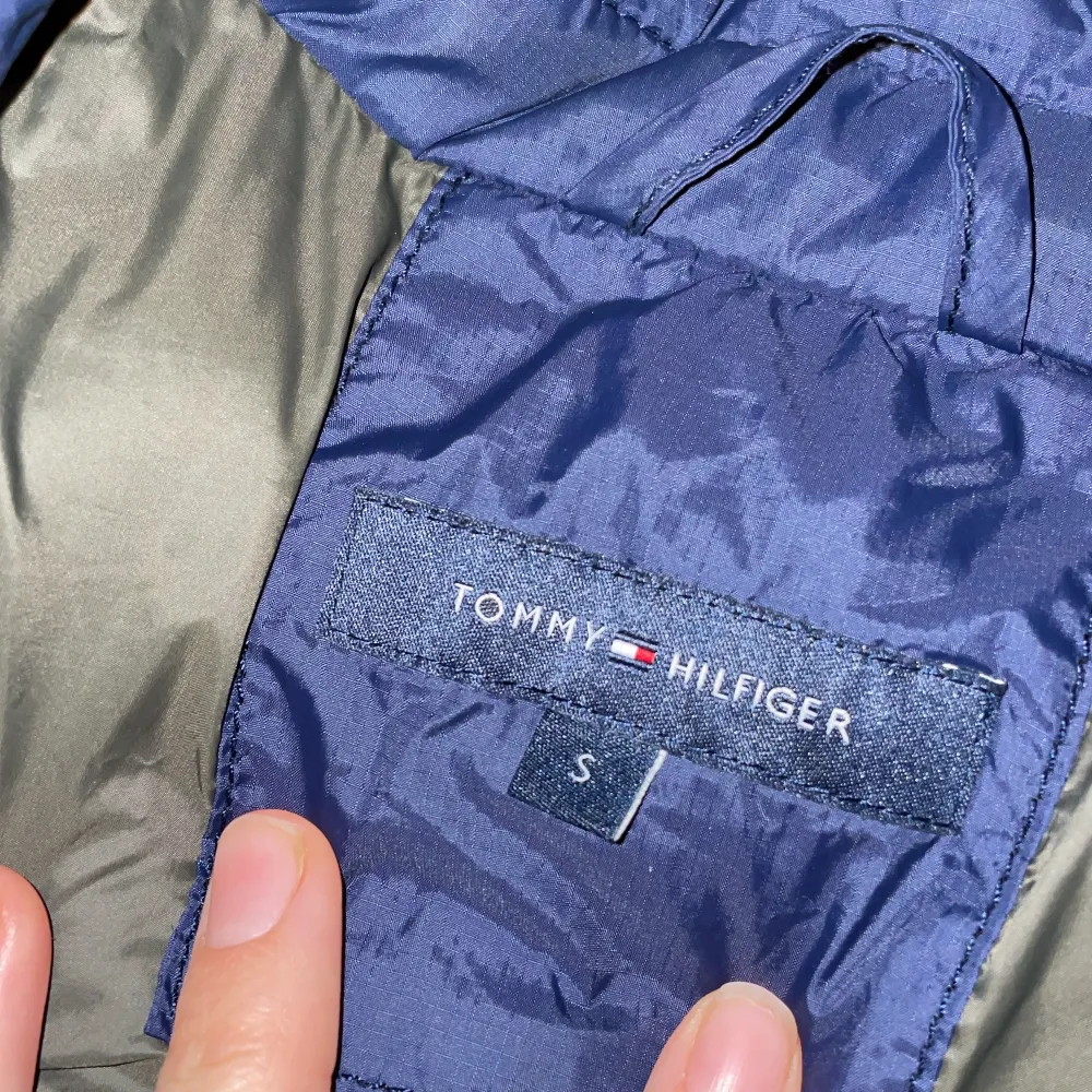 Marinblå Dunväst från Tommy hilfiger, herrmodell men passar som unisex. Bra skick.. Jackor.