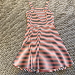 Retro klänning - Aldrig använt utan bara liggar i garderoben och skrotat. Fint material och den är skön!!! Köparen betalar frakt🌟