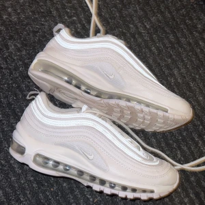 Air Max 97 / Nike  - Air Max 97, stlk 38 Fint skick  Inga defekter  Kan fraktas och mötas upp i Uppsala!  Som nya Är unisex så funkar för både tjejer och killar 