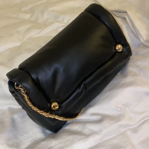 zara väska  - svart piffig väska med gulddetaljer samt guldknappar! använd max 2 gånger. i jättebra skick. 