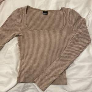 En jätte snygg tight tröja från Gina tricot 💕 den är mjuk och sitter jätte bra, inga hål eller liknande