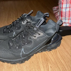 Nike react vision - Hej säljer mina skor som jag fick av min äldrebror och som tyvärr inte passar mig, Inga skador eller slitage på skorna, lite smuts vid underskorn men enkelt att få bort  Ingen låda  Storlek 44,5 passar även folk som har 44