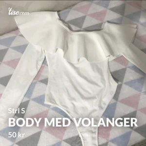 Vit body - Säljer den här bodyn som jag endast använt en gång på grund av att den inte passade mig så bra. Kolla andra bilden för att se hur den sitter på. Man kan ha den till fest, bröllop, skolavslutningen eller vad man vill. (FRAKT DISKUTERAS).