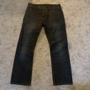 Ett par mörkblåa jeans ifrån Jack % Jones som är i bra skick och inte används så mycket