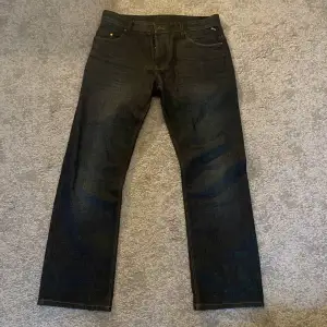 Ett par mörkblåa jeans ifrån Jack % Jones som är i bra skick och inte används så mycket
