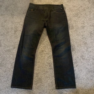 Jack & Jones Jeans - Ett par mörkblåa jeans ifrån Jack % Jones som är i bra skick och inte används så mycket