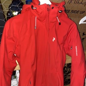 Peak performance jacka - Röd jacka från Peak Performance i strl S. Höstjackan/lite tunnare vinterjacka. Sparsamt använd! Inga defekter☺️