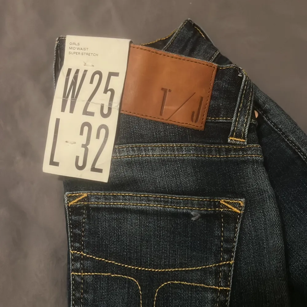 Ett par helt oanvända byxor från Tiger of Sweden💙  Stl Xs-S, köpta för 1299kr🫶🏽. Jeans & Byxor.