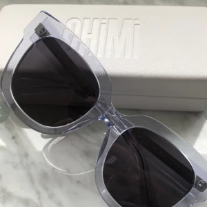 Chimi 008 litchi  - Säljer mina chimis 008 i litchi i superbra skick som INTE säljs längre!!💕 älskar dessa men anvönder inte längre⚡️ nypris 1100 kr! Modell som passar alla!