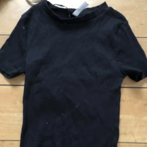 Ribbad t-shirt  - Svart ribbad t-shirt från H&M! Frakt tillkommer på 30kr ! 